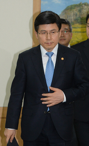 황교안 법무부 장관이 21일 새 국무총리 후보에 지명된 직후 정부과천청사에서 입장을 밝히기 위해 기자회견장에 들어서고 있다. 황 총리 지명자는 이날 회견에서 “우리나라가 도약하는 데 작은 힘이나마 온 힘을 다하겠다”고 말했다.