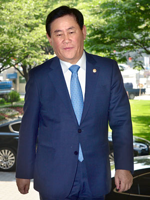 최경환 부총리 겸 기획재정부 장관이 21일 오전 정부서울청사로 출근하고 있다.