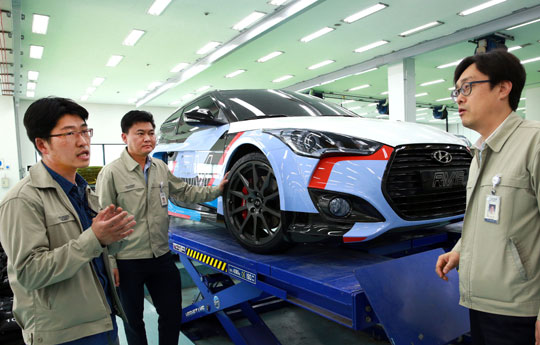 지난 19일 경기 화성시 남양읍 현대·기아자동차 기술연구소 내 고성능차 선행실험실에서 연구원들이 고성능차 콘셉트카 ‘RM15’의 성능 개선을 위한 토의를 하고 있다.