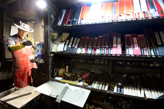 칼을 좀 쓴다는 사람들에게 잘 알려진 한밭대장간.