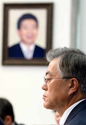 노무현 전 대통령 서거 6주기를 하루 앞둔 22일 오전 문재인 새정치민주연합 대표가 노 전 대통령의 사진이 걸려 있는 국회 당 대표실에서 열린 최고위원회의에서 눈을 감은 채 생각에 잠겨 있다.