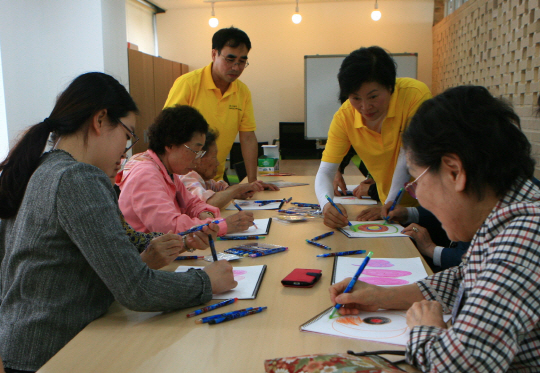 20일 서울 영등포구 당산로 치매전문데이케어센터에서 치매 환자들이 요양보호사들과 함께 그림그리기 치료를 진행하고 있다.   영등포구 제공