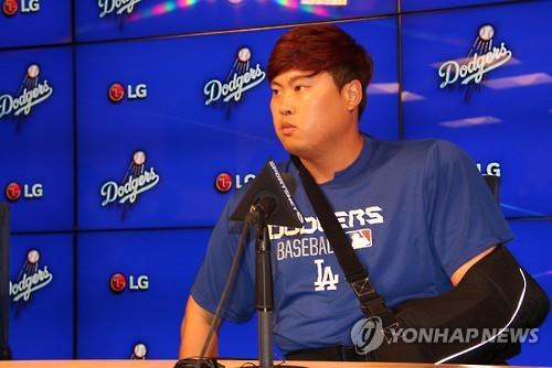 미국 프로야구 로스앤젤레스(LA) 다저스 류현진(28)은 22일(현지시간) “열심히 재활해서 내년 봄 스프링 캠프 때까지는 복귀할 것”이라고 말했다 . 어깨 수술을 마친 류현진은 이날 다저스타디움에서 기자회견을 열고 “처음에는 조심스러워 수술을 하지 않을 생각이었으나, 계속 이렇게 끌고 가는 것보다는 낫겠다 싶어 결단을 내렸다”면서 이같이 밝혔다.