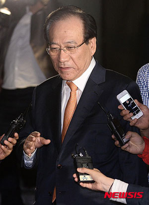 포스코건설의 비자금 조성에 개입한 혐의를 받고 있는 정동화 전 포스코건설 부회장에 대해 검찰이 청구한 구속영장이 기각된 23일 정동화 전 부회장이 영장실질심사를 마치고 서울 서초구 서울중앙지방검찰청을 나서고 있다.