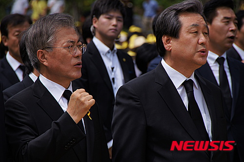 노무현 전 대통령 서거 6주기를 맞은 23일 오후 2시 경남 김해시 진영읍 봉하마을 대통령묘역에서 추도식이 엄수됐다. 이날 추도식은 ‘시민의 힘!’을 주제로 권양숙 여사를 비롯한 유족들과 새누리당 김무성 대표, 새정치민주연합 문재인 대표, 정의당 천호선 대표 등 정치인들과 이해찬 노무현재단 이사장 등이 참석한 가운데 엄숙하게 진행됐다. 사진은 임을 위한 행진곡을 제창하고 있다.