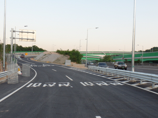 28일 개통을 앞둔 경기 의정부시 서울외곽순환고속도로 호원IC가 급커브길 등 문제가 많다는 지적을 받고 있는 가운데 마무리 공사가 한창이다. 사진은 호원IC에서 서부순환로 의정부 방향으로 내려오는 램프 모습.