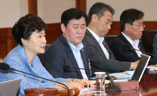 박근혜 대통령이 26일 오전 청와대에서 열린 국무회의에서 모두발언을 하고 있다. 연합뉴스