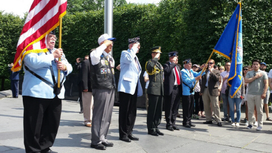 미국의 한국전참전전우협회 래리 키나드(왼쪽 세 번째) 회장 등 참전용사들이 25일 워싱턴 한국전 참전기념공원에서 추모행사를 하고 있다.    주미한국대사관 제공