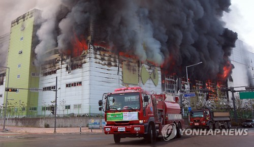 25일 오전 경기도 김포시 고촌읍 제일모직 물류창고에서 불이나 소방대원 등이 화재진압을 하고 있다. (김포=연합뉴스)