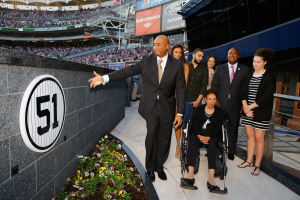 뉴욕 양키스 외야수로 활약했던 버니 윌리엄스가 25일(한국시간) 미국 뉴욕주 양키스타디움에서 열린 영구 결번식에서 현역 시절 자신의 등번호 51번이 적힌 원판을 보고 있다.