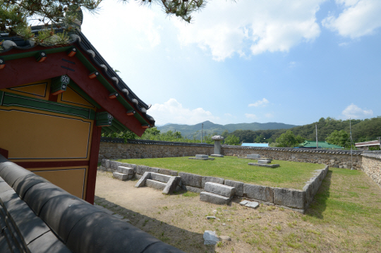 금성대군신단. 단종복위운동을 하다 처형된 사람들을 추모하기 위해 만들어진 신단이다.