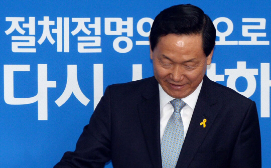 김상곤 전 경기도교육감이 27일 오전 국회에서 열린 새정치민주연합 최고위원회의에 참석해 자리에 앉고 있다. 김 전 교육감은 이날 최고위원회의의 추인을 거쳐 당 혁신위원장에 임명됐다.