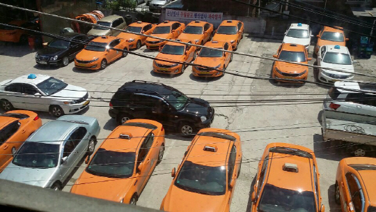 26일 서울의 한 택시업체 주차장에 택시 20여 대가 세워져 있다. 택시 40여 대를 보유하고 있는 이 회사는 경영난으로 운행하지 못한 채 주차돼 있는 차가 많다고 설명했다.