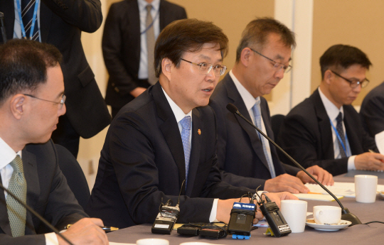 28일 오전 국회 귀빈식당에서 통신시장 경쟁 촉진과 통신요금 인하 방안을 논의하기 위해 열린 당정협의에서 최양희(왼쪽) 미래창조과학부 장관이 인사말을 하고 있다.