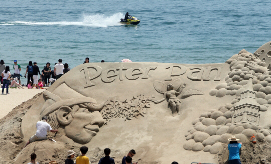 해운대 모래축제 개막을 하루 앞둔 28일 길이 1.5㎞에 달하는 부산 해운대해수욕장 백사장을 전체 캔버스로 해 거대한 모래작품들이 등장했다. 사진은 세계 모래작품전에서의 피터팬 조각작품. 연합뉴스