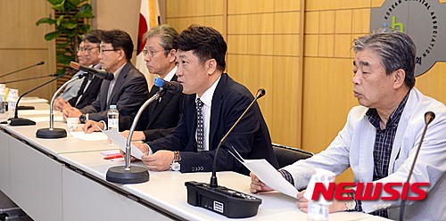 30일 오전 서울 마포구 대한병원협회에서 열린 메르스(중동호흡기증후군) 확산 관련 긴급회의에서 이왕준(오른쪽 두번째) 대한병원협회 정책이사가 취재진 질문에 답하고 있다. 【서울=뉴시스】