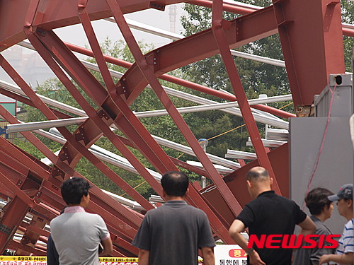【인천=뉴시스】31일 오전 인천 중구 신흥동의 조달청 창고 신축공사 현장에서 철골이 무너져 이날 현장에서 공사를 하고 있던 인부 1명이 목숨을 잃고 4명이 다쳤다.