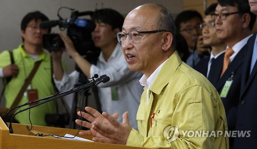문형표 보건복지부 장관이 31일 오전 서울 세종로 정부종합청사에서 메르스 확산 방지 브리핑을 하고 있다. 문 장관은 “정부는 앞으로 1주일간이 메르스 확산이냐 진정이냐의 기로로 판단하고 있다”며 “메르스(중동호흡기증후군) 3차 감염을 통한 확산을 방지하기 위해 전 국가적인 역량을 집중하겠다”고 밝혔다.