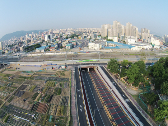 대전 동구 성남동 경부선 철도를 가로지르는 성남지하차도(길이 480m 왕복 4차로)가 최근 개통돼 차량들이 시원스럽게 달리고 있다.