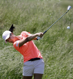 켈리 손이 1일 오전(한국시간) 미국 뉴저지주 갤러웨이의 스톡턴 시뷰호텔 골프장 베이코스에서 열린 미국여자프로골프 숍라이트클래식 3라운드 4번 홀에서 아이언샷을 하고 있다.    AP 연합뉴스