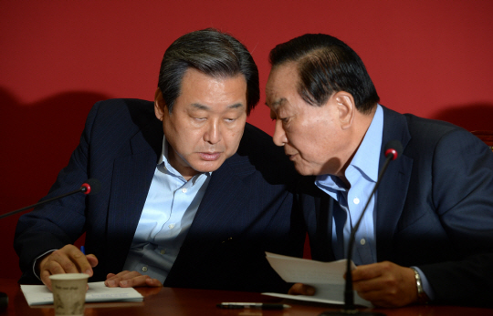 1일 오전 국회에서 열린 새누리당 최고위원회의에서 김무성(왼쪽) 대표와 서청원 최고위원이 심각한 표정으로 이야기하고 있다.