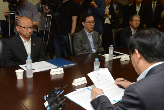 2일 오전 정부서울청사에서 열린 중동호흡기증후군(메르스) 관련 관계장관회의에서 최경환(앞줄 오른쪽) 국무총리 직무대행이 모두발언을 하는 동안 문형표(왼쪽) 보건복지부 장관이 심각한 표정을 짓고 있다.