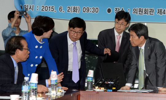 2일 오전 국회 의원회관에서 열린 국가경쟁력 강화포럼에서 제정부(오른쪽) 법제처장이 ‘국회법 개정안’에 대한 법제처 입장 발표에 앞서 의견을 나누고 있다.