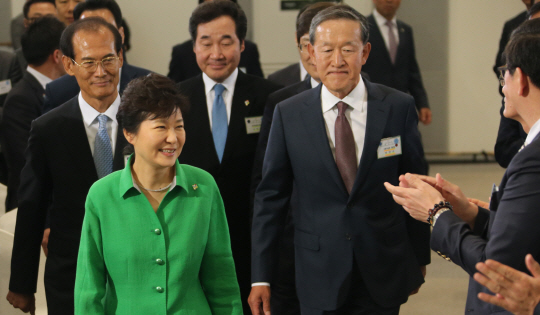 박근혜 대통령이 허창수(오른쪽) GS그룹 회장과 함께 2일 전남 여수시 여수엑스포 국제관에서 열린 전남창조경제혁신센터 출범식장에 들어서고 있다.  연합뉴스