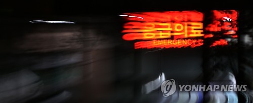 최초의 중동호흡기증후군(메르스) 환자와 접촉한 50대 여성이 수도권의 병원에서 숨져 보건당국이 정확한 사망원인 파악에 나선 가운데 1일 오후 수도권 어느 병원의 응급의료 센터 모습.