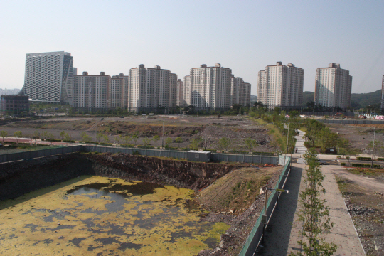 <자치 20년 지방의 삶>주거·교육환경 열악… 주말 버스대절 ‘집단上京 귀가’ 진풍경
