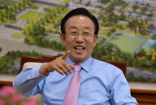 김관용 경북지사가 지난달 26일 대구 북구 산격동 경북도청 도지사 접견실에서 올 연말쯤 이전할 도청 신청사의 조감도를 배경으로 경북의 미래비전을 설명하고 있다.