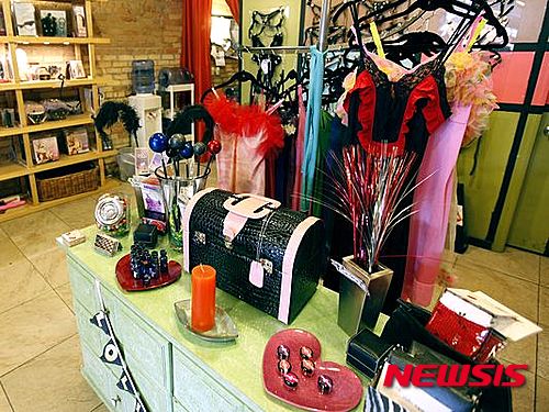 【서울=뉴시스】미국 미네소타주(州) 남동부에 위치한 미니애폴리스의 한 사립학교 성교육 강사가 성인용 장난감을 판매하는 섹스토이숍을 학생들과 견학해 논란이 일고 있다.(사진출처: USA투데이 홈페이지)