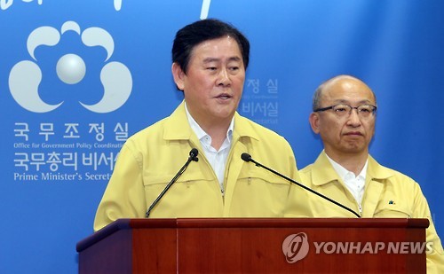 (세종=연합뉴스) 최경환 국무총리 직무대행이 7일 오전 정부세종청사 국무총리실 브리핑룸에서 중동호흡기증후군(메르스) 대응 조치와 관련, 정부 대책과 국민 불안을 해소하기 위한 방안 등을 발표하고 있다. 오른쪽은 문형표 보건복지부 장관.