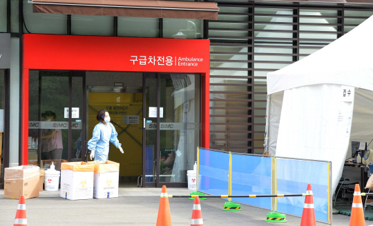 17명의 중동호흡기증후군(메르스) 확진자가 추가 발생한 서울 강남구 소재 삼성서울병원이 8일 오전 한산한 모습을 보이고 있다.