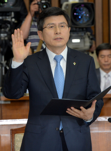 황교안 국무총리 후보자가 8일 오전 국회에서 열린 인사청문회에서 선서를 하고 있다.