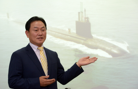 국내 잠수함 최고 전문가인 문근식 국장이 10일 문화일보와의 인터뷰에서 미국 LA급 원자력 추진 잠수함을 가리키며 원잠 조기개발 및 임차 필요성을 강조하고 있다.