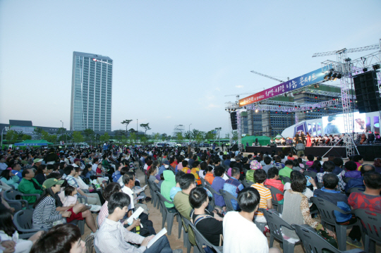 한국전력은 지난 5월 28일 전남 나주 본사에서 개최한 ‘2015 빛가람 동반성장 페스티벌’의 한 행사로 지역민들을 초청해 ‘희망사랑 나눔 콘서트’를 열어 호응을 얻었다.