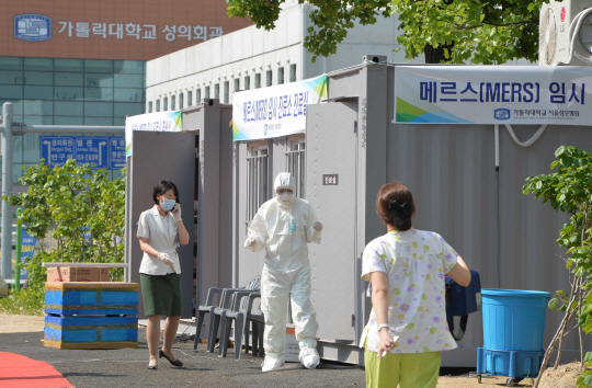 10일 오전 서울 서초구 서울성모병원 응급실 옆에 마련된 중동호흡기증후군(메르스) 임시진료소에서 의료진이 분주히 움직이고 있다.