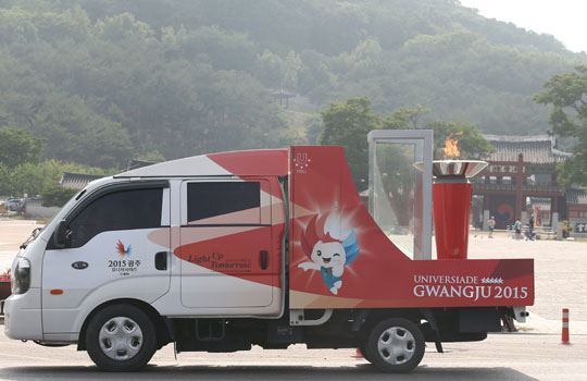 2015 광주하계유니버시아드 대회(7월 3∼14일)를 앞두고 9일 서울에서 경기 수원 구간까지 진행된 성화봉송이 메르스 여파를 고려해 차량에 의해 이뤄지고 있다.