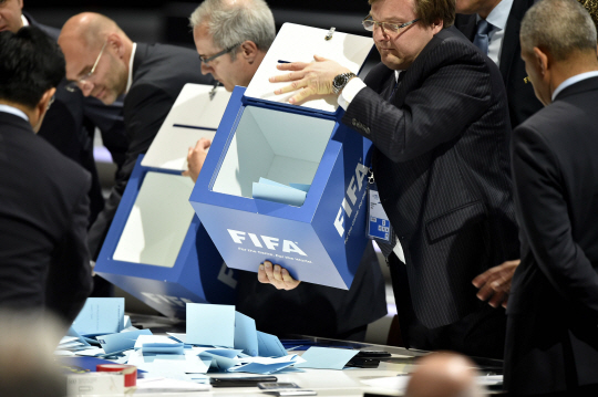 지난 5월 30일 스위스 취리히에서 열린 국제축구연맹 회장 선거에서 관계자들이 투표함을 개봉하고 있다.