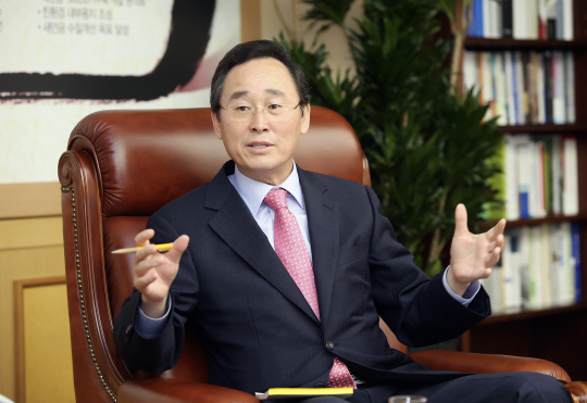 송하진 전북지사가 지난 5월 29일 전주시 완산구 효자동의 도청 집무실에서 자신의 ‘삼락농정(三樂農政)’과 탄소산업 육성에 대한 의지를 밝히고 있다.