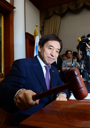 이주열 한국은행 총재가 11일 오전 서울 중구 남대문로 한국은행 본관에서 열린 금융통화위원회에서 개회를 알리는 의사봉을 두드리고 있다.