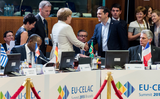 앙겔라 메르켈(왼쪽) 독일 총리와 알렉시스 치프라스 그리스 대통령이 10일 벨기에 브뤼셀에서 열린 유럽연합(EU)-라틴아메리카·카리브국가공동체(CELAC) 정상회의에 참석해 악수하고 있다. 두 사람과 프랑수아 올랑드 프랑스 대통령은 이날 별도 회동해 막판으로 치닫고 있는 그리스 구제금융협상의 진행에 박차를 가하기로 했다.