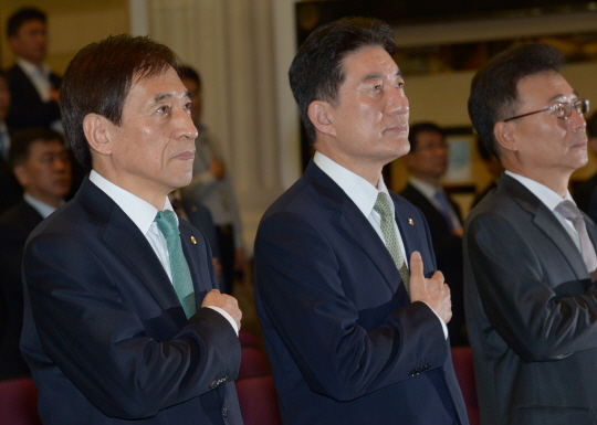 이주열(왼쪽 첫 번째) 한국은행 총재가 12일 오전 서울 중구 남대문로 한국은행에서 열린 창립 65주년 기념식에서 국민의례를 하고 있다.