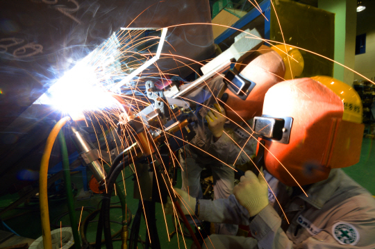 < R&D로 불황 뚫는다 >선박 용접팁에만 특허 4개… 기술력 무장 ‘세계 1위 守城’