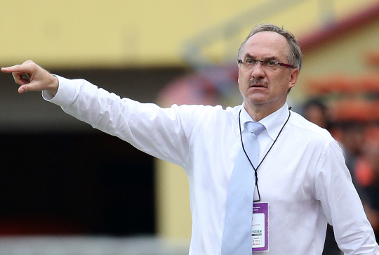 슈틸리케 한국 축구대표팀 감독이 11일(한국시간) 말레이시아 쿠알라룸푸르 샤알람 경기장에서 열린 아랍에미리트(UAE)와의 평가전에서 작전을 지시하고 있다.