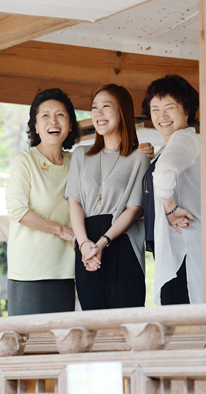 대관령국제음악제 공동 예술감독인 첼리스트 정명화(왼쪽), 바이올리니스트 정경화(오른쪽) 자매와 피아니스트 손열음(가운데) 씨가 음악제 이야기를 나누며 환하게 웃고 있다.  김동훈 기자 dhk@