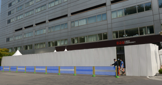 15일 오전 중동호흡기증후군(메르스) 재확산 우려로 병원을 일부 폐쇄 조치한 서울 강남구 삼성서울병원 응급실에 직원들이 가림막을 치고 있다.