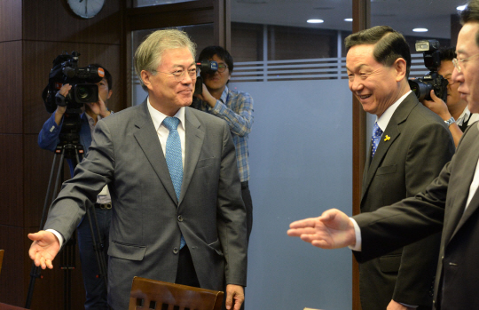 문재인(왼쪽) 새정치민주연합 대표가 15일 오전 국회 의원회관에서 열린 최고위원·혁신위원회 상견례에서 김상곤(〃 두 번째) 혁신위원장에게 자리를 권하고 있다.