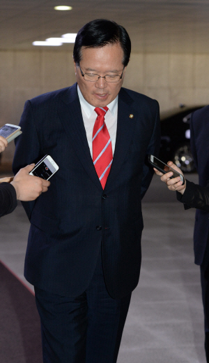 정의화 국회의장이 15일 오전 국회로 출근하면서 취재진의 질문에 답변하고 있다.  김동훈 기자